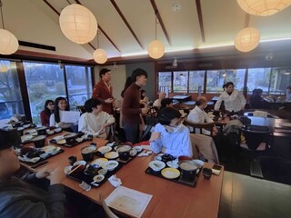 タイと日本の学生が発表者の意見を聞いている写真