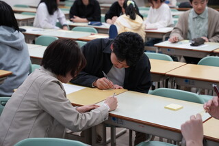 学生がアイスブレイクで付箋に出来事を書き込んでいる図