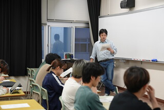 教員がPBLの概要について解説している画